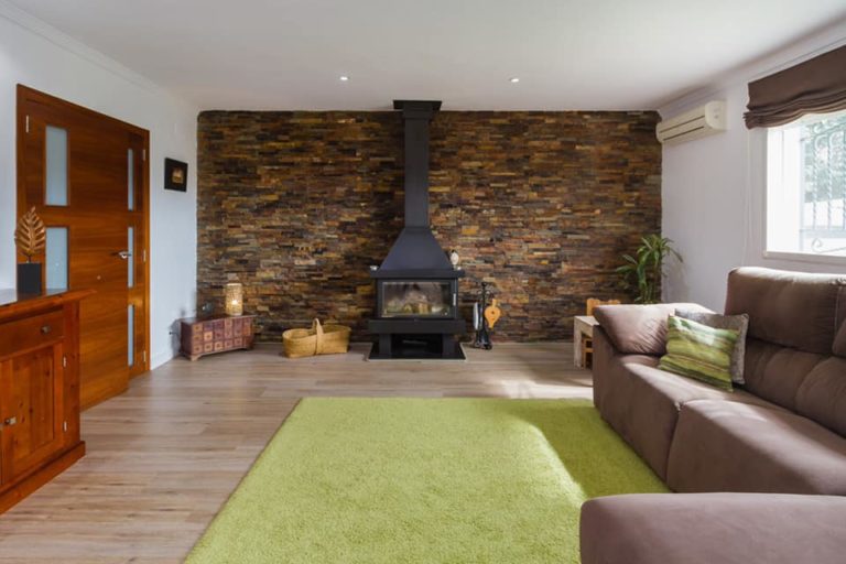 Instalación suelo de parquet laminado Faus, con rodapie blanco